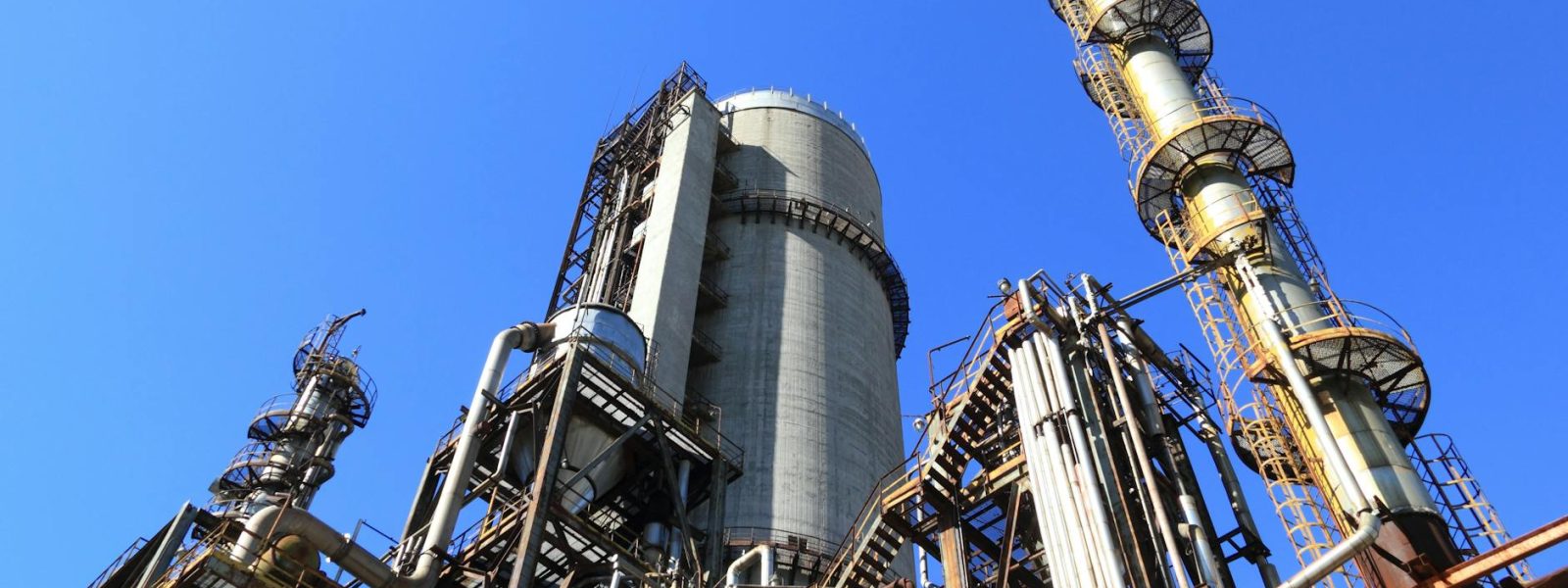 Bursa Malaysia Investors Remain Cautious Amid Oil Price Volatility Leading Index Rises Modestly, gdp surges, Industrial Output, brent oil prices, Sipitang Floating LNG, oil prices plunge, rightsizing plan, OPEC, big oil, low angle shot of manufacturing plant under blue sky